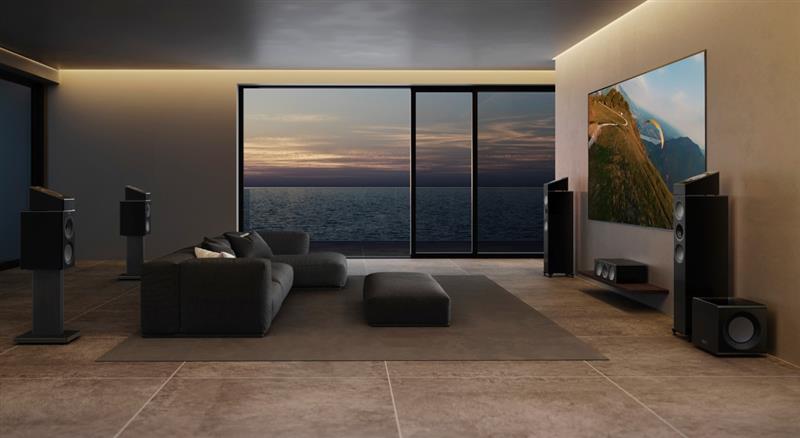 KEF Soundbar unter einem wandmontierten Fernseher in einem modernen Wohnzimmer für ein immersives Heimkinoerlebnis